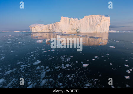 Iceberg al tramonto. Natura e paesaggi della Groenlandia. Baia di Disko. Groenlandia occidentale. In estate il sole di mezzanotte e iceberg. Big Blue Ice in icebergs. Foto Stock