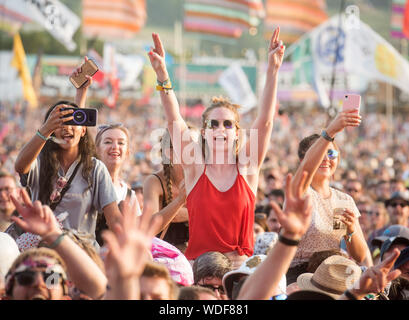 I fan di due porte di Cinema Club presso l'altro stadio al Glastonbury festival 2019 in Pilton, Somerset Foto Stock
