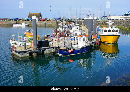 HOWTH, Irlanda - 27 lug 2019- colorate barche a vela e barche di pescatori di Howth, un villaggio di pescatori e il sobborgo di Dublino, la capitale dell'Irlanda. Foto Stock