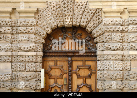 Stile rinascimentale italiano, manierista o barocca Porta di ingresso o porta anteriore (1620) Hôtel Croze Peyronetti da Jean Lombard Aix-en-Provence Francia Foto Stock