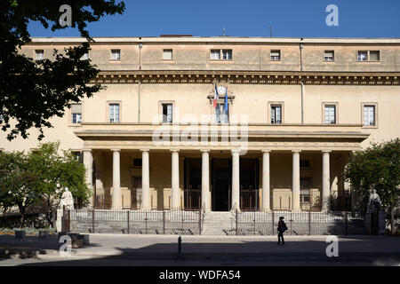 Facciata in stile neoclassico del Palais de Justice o il Palazzo di Giustizia (1787-1832), progettato da Claude-Nicolas Ledoux, Tribunali Aix-en-Provence Francia Foto Stock