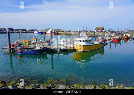 HOWTH, Irlanda - 27 lug 2019- colorate barche a vela e barche di pescatori di Howth, un villaggio di pescatori e il sobborgo di Dublino, la capitale dell'Irlanda. Foto Stock