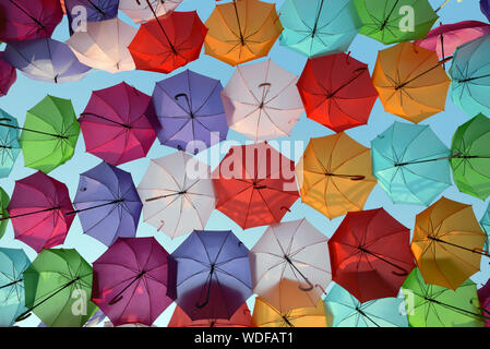 Ombrelloni colorati o ombrelloni appeso sopra Place Francois Villon, artista Patricia Cunha Ombrello Sky Progetto Arte di installazione Aix-en-Provence Foto Stock