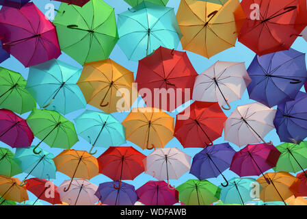 Ombrelloni colorati o ombrelloni appeso sopra Place Francois Villon, artista Patricia Cunha Ombrello Sky Progetto Arte di installazione Aix-en-Provence Foto Stock