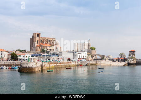 Castro Urdiales villaggio in Cantabria, SPAGNA Foto Stock