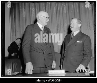 Il benessere generale conclude il movimento testimonianza. [] Washington D.C., Feb. 7. Presidente della Casa modi e mezzi Comitato, Robert L. Doughton, e sost. Charles [...] Washington, parlare insieme prima dell odierna udienza [a] vecchiaia piani pensionistici. Leavy concluso [argomenti?] per il benessere generale della Federazione di piano vecchio [...] assistenza, dopo diversi giorni di discussione prima di [... ] Comitato, 2-7-39 Abstract/medio: 1 negativi : vetro 4 x 5 in. o più piccolo Foto Stock