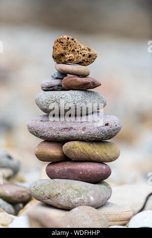 Pile di pietra Lindisfarne Isola Santa Foto Stock