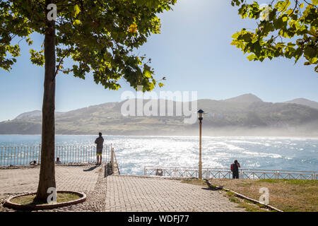 Il villaggio di Mundaka, provincia di Biscaglia, Paesi Baschi, Spagna Foto Stock