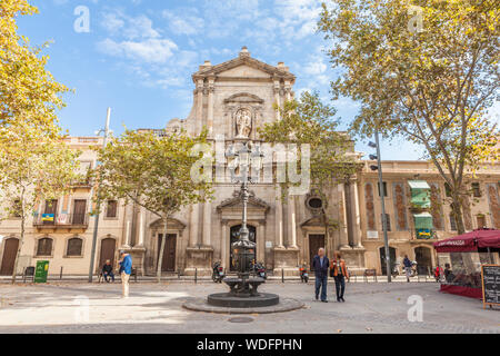 Chiesa di Sant Miquel del Port in Barceloneta square, il quartiere della Barceloneta, Barcellona, Spagna Foto Stock