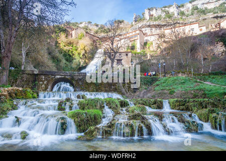 Orbaneja del Castillo village, Paramos regione, Burgos, Spagna Foto Stock