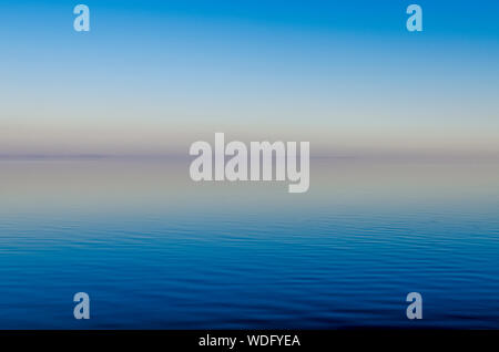 Blue Misty tramonto sul fiume con orizzonte rosa. L'Ucraina Foto Stock