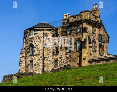 Il vecchio osservatorio casa costruita nel XVIII secolo, siede su Calton Hill a Edimburgo, Scozia Foto Stock
