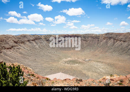 Winslow Arizona, Stati Uniti. Il 23 maggio 2019. Barringer Meteor Crater, cielo blu, soleggiata giornata di primavera Foto Stock