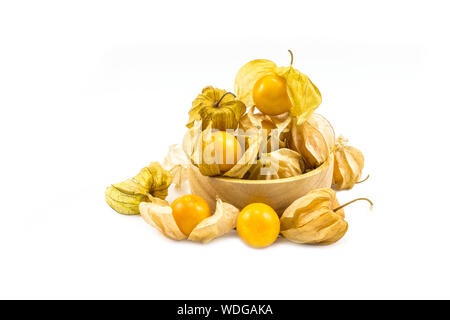 Cape gooseberry mettere nella ciotola di legno physalis isolati su sfondo bianco. Foto Stock