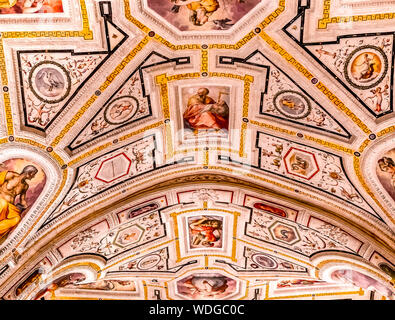 Napoli, Italia Maggio 16, 2014: Gli interni e i dettagli del Vasari cappella di Sant'Anna dei Lombardi chiesa, 16 maggio 2014, a Napoli, Italia Foto Stock