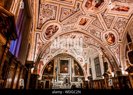 Napoli, Italia Maggio 16, 2014: Gli interni e i dettagli del Vasari cappella di Sant'Anna dei Lombardi chiesa, 16 maggio 2014, a Napoli, Italia Foto Stock