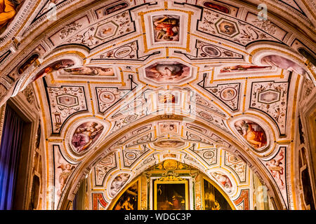 Napoli, Italia Maggio 16, 2014: Gli interni e i dettagli del Vasari cappella di Sant'Anna dei Lombardi chiesa, 16 maggio 2014, a Napoli, Italia Foto Stock