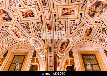 Napoli, Italia Maggio 16, 2014: Gli interni e i dettagli del Vasari cappella di Sant'Anna dei Lombardi chiesa, 16 maggio 2014, a Napoli, Italia Foto Stock