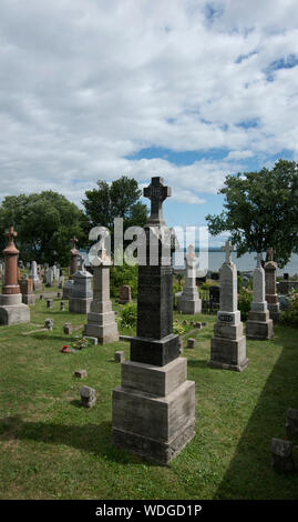 Cimitero presso la chiesa di San Giovanni, Saint-Jean-de-l'Îe-d'Orléans, costruito nel villaggio di Saint-Jean-de-Ile d' Orléans. Quebec, CA. Foto Stock