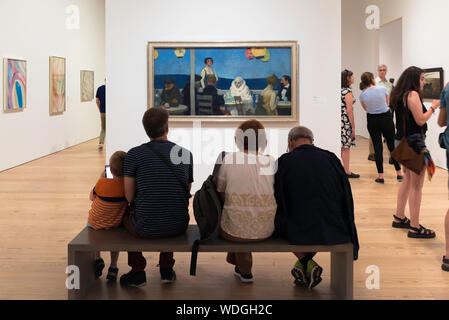 New York art gallery, vista posteriore di persone che guardano Soir Bleu di Edward Hopper al Whitney Museum of American Art, New York City, Stati Uniti d'America Foto Stock