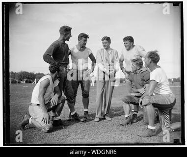 George Marshall, proprietario del Washington Redskins, colloqui con alcuni dei suoi giocatori, da sinistra a destra: Wayne Millner, affrontare, fine, Charlie Malone, fine. Vic Carroll, affrontare,. George Marshall, Bill giovani, affrontare, ed Michaels, Guardia, Jim Garber, affrontare,. 9/11/37 Abstract/medio: 1 negativi : vetro 4 x 5 in. o più piccolo Foto Stock