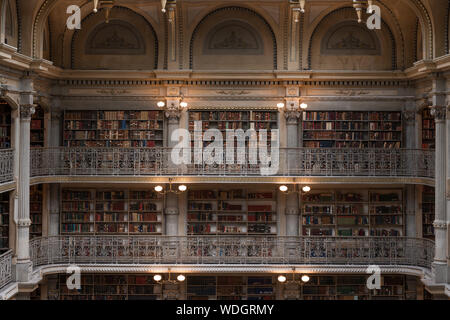 George Peabody Library, precedentemente noto come la libreria del Peabody Institute della città di Baltimora, è parte del Johns Hopkins Sheridan librerie. Baltimore, Maryland Foto Stock