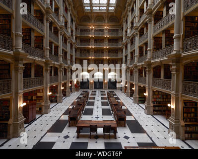 George Peabody Library, precedentemente noto come la libreria del Peabody Institute della città di Baltimora, è parte del Johns Hopkins Sheridan librerie. Baltimore, Maryland Foto Stock