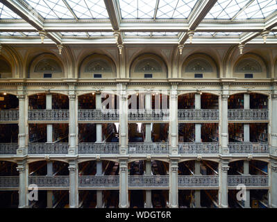 George Peabody Library, precedentemente noto come la libreria del Peabody Institute della città di Baltimora, è parte del Johns Hopkins Sheridan librerie. Baltimore, Maryland Foto Stock