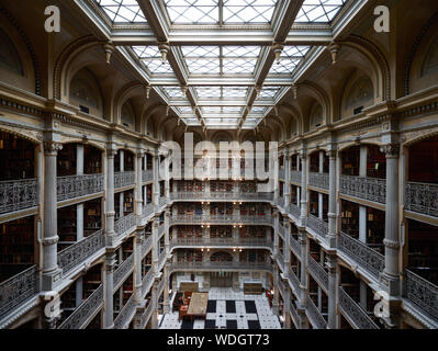 George Peabody Library, precedentemente noto come la libreria del Peabody Institute della città di Baltimora, è parte del Johns Hopkins Sheridan librerie. Baltimore, Maryland Foto Stock