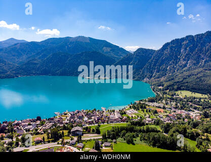 Bella campagna straordinaria vista sul lago Attersee im Salzkammergut, alpi in da Unterach. Austria superiore, nei dintorni di Salisburgo. Foto Stock