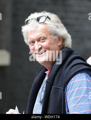 Westminster, Londra, Regno Unito. Il 29 agosto, 2019. Pub Wetherspoons catena fondatore e presidente, Tim Martin, passeggiate lungo Downing Street e in N10. Martin era nella stampa negli ultimi giorni come è stato suggerito che egli può essere dato un peerage dal governo di Johnson. Egli è stato un noto sostenitore Brexit e donatore per la causa per un certo tempo. Credito: Imageplotter/Alamy Live News Foto Stock