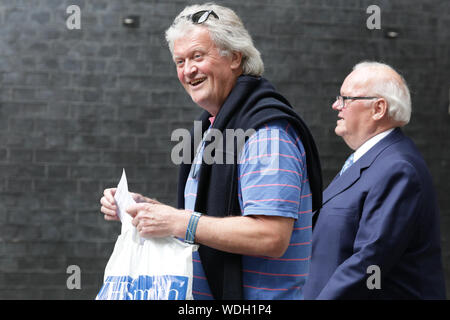 Westminster, Londra, Regno Unito. Il 29 agosto, 2019. Pub Wetherspoons catena fondatore e presidente, Tim Martin, passeggiate lungo Downing Street e in N10. Martin era nella stampa negli ultimi giorni come è stato suggerito che egli può essere dato un peerage dal governo di Johnson. Egli è stato un noto sostenitore Brexit e donatore per la causa per un certo tempo. Credito: Imageplotter/Alamy Live News Foto Stock