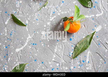 Il legno vecchio texture di superficie di sfondo. Texture di legno la superficie del tavolo vista dall'alto. Tangerini, arancio, clementine, agrumi con foglie verdi su legno b Foto Stock