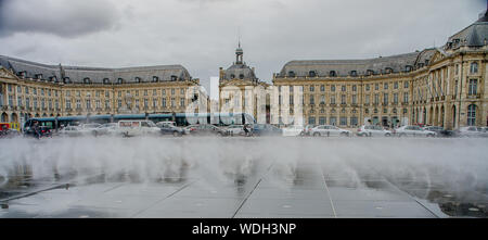 Edifici neoclassici in specchio di acqua di Place de la Bourse de Bordeaux Foto Stock