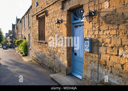 Cotswold cottage in pietra nella luce del mattino. Sheep Street, Stow on the Wold, Cotswolds, Gloucestershire, Inghilterra Foto Stock