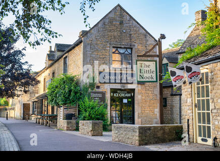 Verde e piacevole e le camere del tè nella luce del mattino. Bourton sull'acqua, Cotswolds, Gloucestershire, Inghilterra Foto Stock