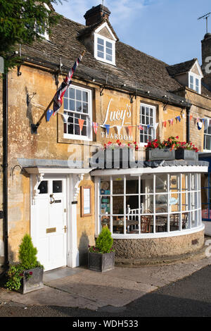 Sala da tè Lucia nella luce del mattino. Stow on the Wold, Cotswolds, Gloucestershire, Inghilterra Foto Stock