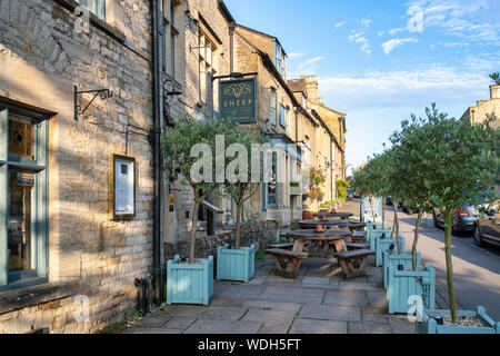 Pecora su Sheep Street, Hotel, Stow on the wold, Cotswolds, Gloucestershire, Inghilterra Foto Stock