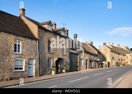 Cotswold cottage in pietra nella luce del mattino. Sheep Street, Stow on the Wold, Cotswolds, Gloucestershire, Inghilterra Foto Stock