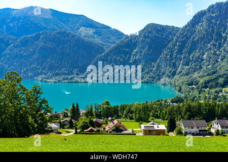 Bella campagna straordinaria vista sul lago Attersee im Salzkammergut, alpi in da Unterach. Austria superiore, nei dintorni di Salisburgo. Foto Stock
