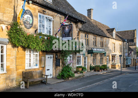 The Queens Head Inn e l'Organico negozio in luogo del mercato. Stow on the Wold, Cotswolds, Gloucestershire, Inghilterra Foto Stock