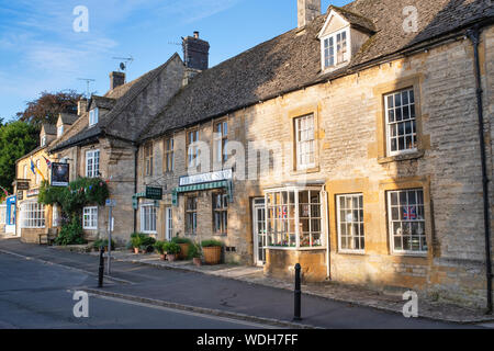 L'Organico negozio e il Queens Head Inn in luogo del mercato. Stow on the Wold, Cotswolds, Gloucestershire, Inghilterra Foto Stock