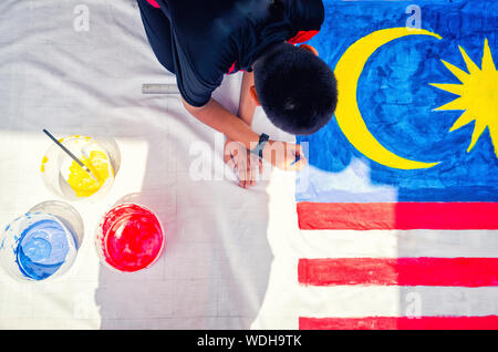 Malaysian studenti della scuola secondaria di prendere parte nel disegno Merdeka e attività di colorazione come una celebrazione della Malaysia il Giorno di Indipendenza. Foto Stock