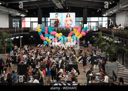 Boxpark Wembley host Francesca Allen e Jack Fowler all amore isola: l'esperienza con: atmosfera dove: Londra, Regno Unito quando: 29 lug 2019 Credit: Phil Lewis/WENN.com Foto Stock