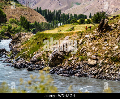 Silk Road vicino a Malvoj, Tagikistan e Afghanistan sul lato opposto del fiume Panj Foto Stock