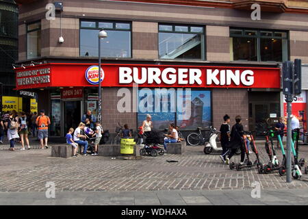 Copenaghen, Danimarca - Luglio 20, 2019: partecipanti sconosciuti nella parte anteriore del fast-food ristorante della catena Burger King in de centro di Copenhagen. Foto Stock