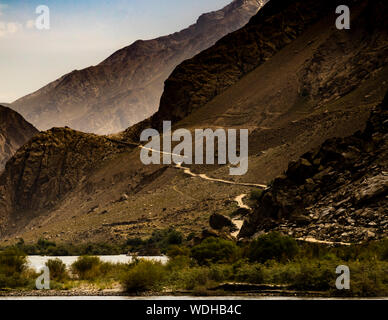 Silk Road vicino a Malvoj, Tagikistan e Afghanistan sul lato opposto del fiume Panj Foto Stock