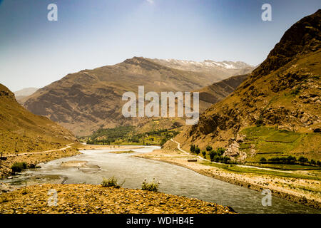 Silk Road vicino a Malvoj, Tagikistan e Afghanistan sul lato opposto del fiume Panj Foto Stock