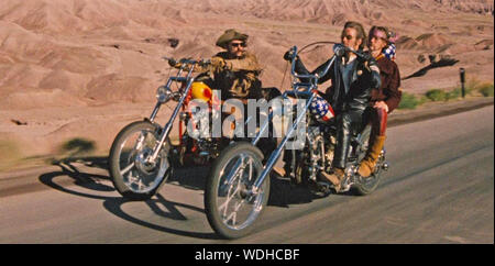 EASY RIDER 1969 Columbia Pictures Film con da sinistra Dennis Hopper, Peter Fonda, Jack Nicholson Foto Stock