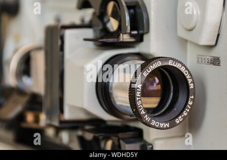 Vista ravvicinata di un vintage Eumig Euprovar 8mm proiettore cinematografico. La tecnologia ha reso in Austria Foto Stock